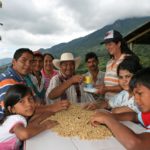Familia cafetera colombiana produciendo café